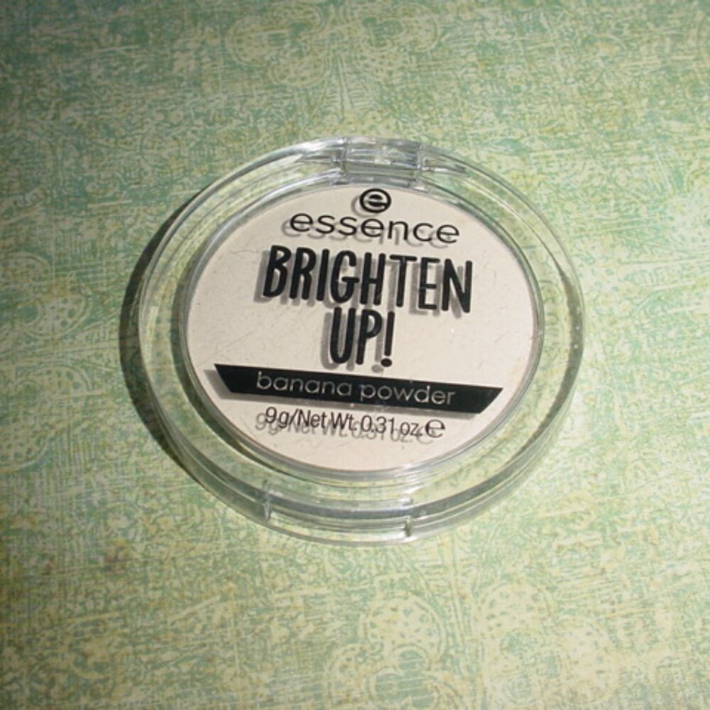 ESSENCE New Brighten Up Pressed Powder BABABANANA